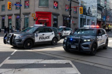Toronto, ON, Kanada - 17 Mart 2022: Toronto 'daki St. Partick Geçit Töreni sırasında polis arabası
