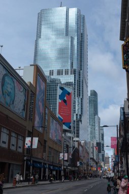 Toronto, ON, Kanada 20 Mart 2022: 20 Mart 2022 'de Toronto' da Yonge Caddesi 'nde trafik vardı. Yonge Caddesi, Guinness Rekorlar Kitabı 'nda 1896 km (1,178 mi) ile dünyanın en uzun sokağı olarak listelenmiştir.).