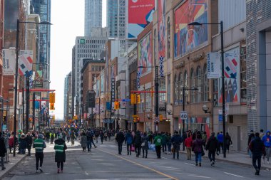 Toronto, ON, Kanada 20 Mart 2022: 20 Mart 2022 'de Toronto' da Yonge Caddesi 'nde trafik vardı. Yonge Caddesi, Guinness Rekorlar Kitabı 'nda 1896 km (1,178 mi) ile dünyanın en uzun sokağı olarak listelenmiştir.).