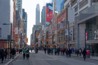 Toronto, ON, Kanada 20 Mart 2022: 20 Mart 2022 'de Toronto' da Yonge Caddesi 'nde trafik vardı. Yonge Caddesi, Guinness Rekorlar Kitabı 'nda 1896 km (1,178 mi) ile dünyanın en uzun sokağı olarak listelenmiştir.).