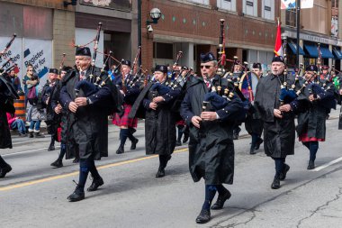 Toronto, ON, Kanada 20 Mart 2022: Davulcular ve Piperlar Toronto şehir merkezindeki Aziz Patrick Günü Geçit Töreni 'ne katıldı. Aziz Patrick Günü, 17 Mart 'ta Uluslararası Kutlama Günü' dür. 