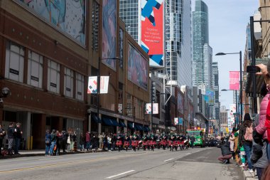 Toronto, ON, Kanada 20 Mart 2022: Toronto 'nun merkezindeki Aziz Patrick Günü Geçit Töreni 17 Mart' ta uluslararası alanda kutlanan dini bir bayramdır. 