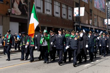 Toronto, ON, Kanada 20 Mart 2022: Toronto İtfaiyecileri Toronto şehir merkezindeki Aziz Patrick Günü Geçit Töreni 'nde 17 Mart' ta uluslararası alanda kutlanan dini bir bayramdır.