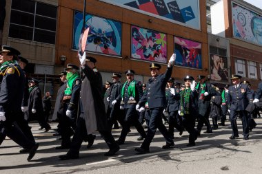 Toronto, ON, Kanada 20 Mart 2022: Toronto İtfaiyecileri Toronto şehir merkezindeki Aziz Patrick Günü Geçit Töreni 'nde 17 Mart' ta uluslararası alanda kutlanan dini bir bayramdır.