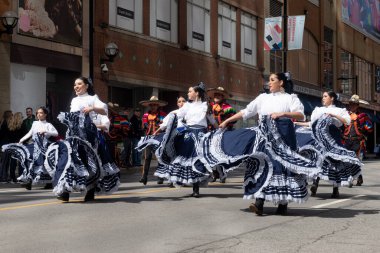 Toronto, ON, Kanada 20 Mart 2022: Meksika toplumu Toronto 'nun merkezindeki Aziz Patrick Günü Geçit Töreni, 17 Mart' ta Uluslararası Kutlanan Dini Tatil Günüdür.