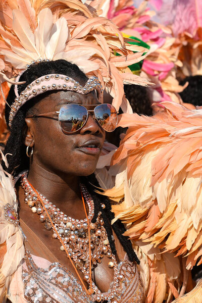 ТОРОНТО, Канада - 04 АВГУСТА: Маскарад карнавалов в Торонто
