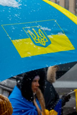 Toronto, ON, Kanada 25 Şubat 2022: Ukrayna bayrağının sarı ve mavi renklerinde bir şemsiye, ABD Konsolosluğu yakınlarındaki 