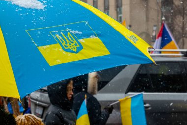 Toronto, ON, Kanada 25 Şubat 2022: Ukrayna bayrağının sarı ve mavi renklerinde bir şemsiye, ABD Konsolosluğu yakınlarındaki 