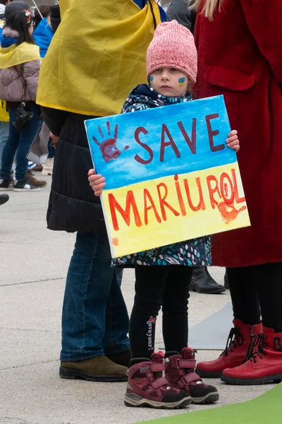 Toronto, ON, Kanada 10 Nisan 2022: Ukraynalıların soykırımını durdurmak için düzenlenen Ukrayna Kanada Kongresi mitinginde Ukrayna şehir merkezindeki Nathan Phillips Meydanı 'nda pankart ve bayraklı protestocular. Putin ve Rus ordusu Uk 'u yok etmek istiyor.