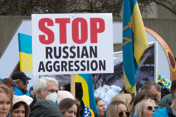 Toronto, ON, Kanada 10 Nisan 2022: Ukraynalıların soykırımını durdurmak için düzenlenen Ukrayna Kanada Kongresi mitinginde Ukrayna şehir merkezindeki Nathan Phillips Meydanı 'nda pankart ve bayraklı protestocular. Putin ve Rus ordusu Uk 'u yok etmek istiyor.