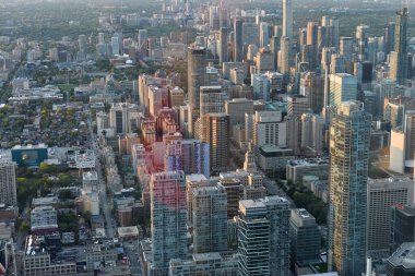 Toronto, On, Kanada - 7 Ekim 2019: Günbatımında Toronto 'nun merkezinde görüldü. Fotoğraf CN Kulesi 'nin tepesinden çekildi..