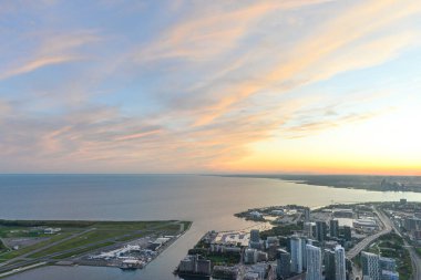 Toronto, On, Kanada - 7 Ekim 2019: Günbatımında Toronto 'nun merkezinde görüldü. Fotoğraf CN Kulesi 'nin tepesinden çekildi..