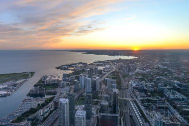 Toronto, On, Kanada - 7 Ekim 2019: Günbatımında Toronto 'nun merkezinde görüldü. Fotoğraf CN Kulesi 'nin tepesinden çekildi..