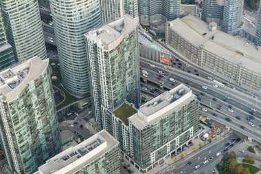 Toronto, On, Kanada - 7 Ekim 2019: Günbatımında Toronto 'nun merkezinde görüldü. Fotoğraf CN Kulesi 'nin tepesinden çekildi..