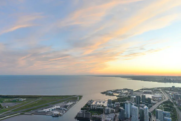 Toronto, On, Kanada - 7 Ekim 2019: Günbatımında Toronto 'nun merkezinde görüldü. Fotoğraf CN Kulesi 'nin tepesinden çekildi..