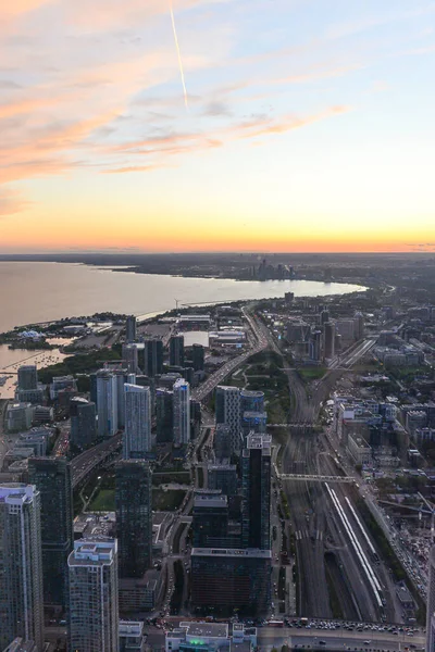 Toronto, On, Kanada - 7 Ekim 2019: Günbatımında Toronto 'nun merkezinde görüldü. Fotoğraf CN Kulesi 'nin tepesinden çekildi..