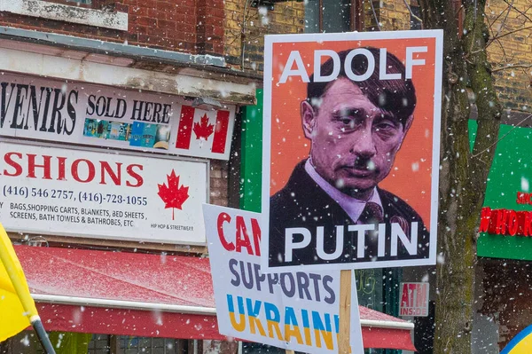 Toronto Canadá Abril 2022 Manifestantes Con Pancartas Banderas Ucranianas Centro —  Fotos de Stock