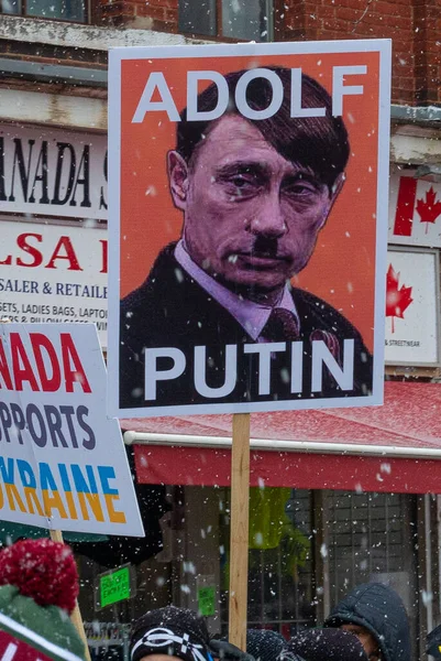 Toronto Canadá Abril 2022 Manifestantes Con Pancartas Banderas Ucranianas Centro —  Fotos de Stock