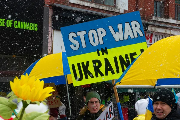 Toronto Kanada Dubna 2022 Protestující Prapory Ukrajinskými Vlajkami Náměstí Nathana — Stock fotografie