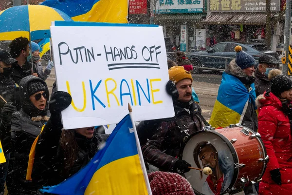 Toronto Kanada Dubna 2022 Protestující Prapory Ukrajinskými Vlajkami Náměstí Nathana — Stock fotografie