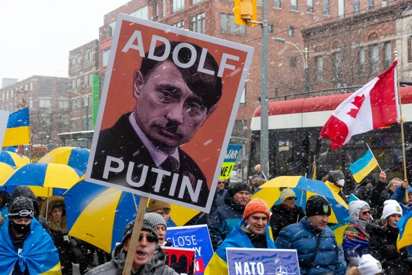 Toronto Canadá Abril 2022 Manifestantes Con Pancartas Banderas Ucranianas Centro —  Fotos de Stock