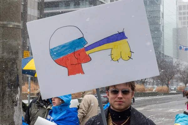 Toronto Canadá Abril 2022 Manifestantes Con Pancartas Banderas Ucranianas Centro —  Fotos de Stock