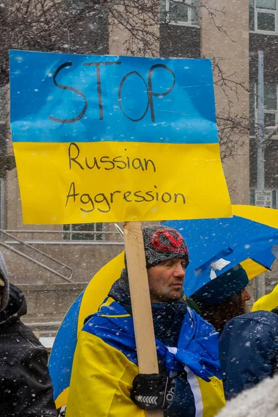 カナダ トロント4月10 2022 ウクライナ人の大量虐殺を停止するために集会中にダウンタウンネイサン フィリップス広場に旗とウクライナの旗を持つプロテスタント — ストック写真