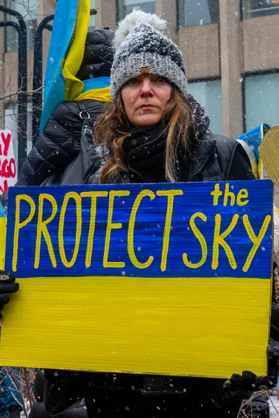 Toronto Canadá Abril 2022 Manifestantes Con Pancartas Banderas Ucranianas Centro —  Fotos de Stock