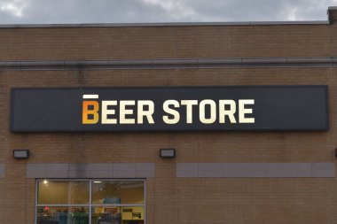 Toronto, ON, Kanada 2 Ocak 2022: The Beer Store 'un ön tabelasına bakın. Bira mağazası, Kanada 'da merkezi bira perakendecileri zinciri.. 