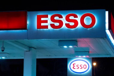 Toronto, ON, Kanada 14 Aralık 2021: Esso şirketinin gece yarısı Toronto 'da bir benzin istasyonunun önündeki imza günü