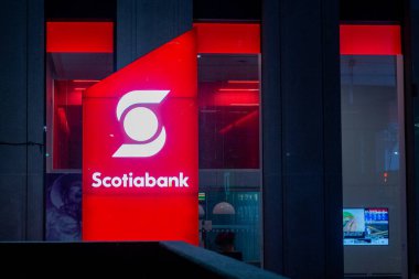 Toronto, ON, Kanada 05 Aralık 2021: logo ve Toronto şehir merkezinde Scotiabank markasının işareti. Nova Scotia Bankası (İngilizce: 