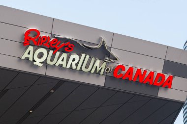 Toronto, ON, Kanada 2 Ocak 2022 Toronto Ripley 'in Toronto şehir merkezindeki girişin üstündeki halk akvaryumu tabelası