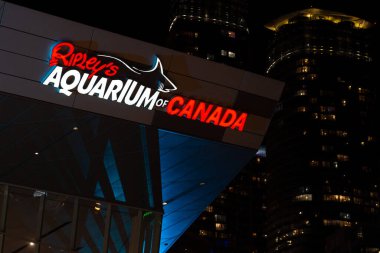 Toronto, ON, Kanada 2 Ocak 2022 Toronto Ripley 'in Toronto şehir merkezindeki girişin üstündeki halk akvaryumu tabelası