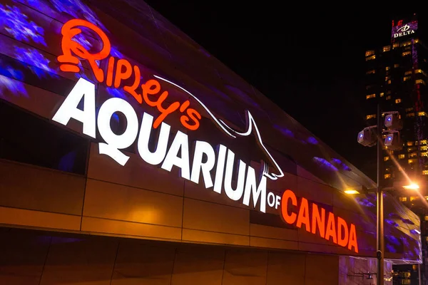 Toronto, ON, Kanada 2 Ocak 2022 Toronto Ripley 'in Toronto şehir merkezindeki girişin üstündeki halk akvaryumu tabelası