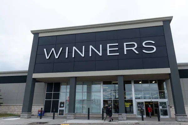 トロント カナダ 2021年12月8日 トロントのショッピングモールで受賞者割引ファッションストアの入り口にブランドアイデンティティのサインを表示します — ストック写真