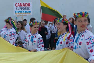 Toronto, ON, Kanada 19 Mayıs 2022: Ukrayna ulusal giysileri içindeki insanlar - Vyshivanka Vyshivanka Günü 'nde Toronto Caddesi boyunca yürüyorlar, ki bu Ukraynalılar tarafından tüm dünyada kutlanıyor.