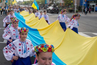 Toronto, ON, Kanada 19 Mayıs 2022: Ukrayna ulusal giysileri içindeki insanlar - Vyshivanka Vyshivanka Günü 'nde Toronto Caddesi boyunca yürüyorlar, ki bu Ukraynalılar tarafından tüm dünyada kutlanıyor.