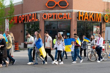 Toronto, ON, Kanada 19 Mayıs 2022: Ukrayna ulusal giysileri içindeki insanlar - Vyshivanka Vyshivanka Günü 'nde Toronto Caddesi boyunca yürüyorlar, ki bu Ukraynalılar tarafından tüm dünyada kutlanıyor.