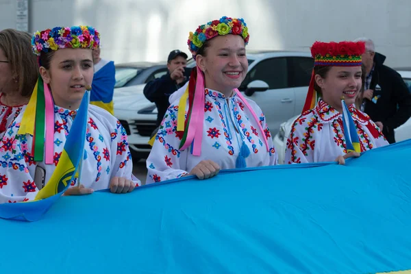 2022年5月19日 加拿大多伦多 身着乌克兰民族服装的人们 维希万卡人在维希万卡日 Vyshivanka Day 沿着多伦多大街散步 全世界的乌克兰人都在庆祝维希万卡日 — 图库照片