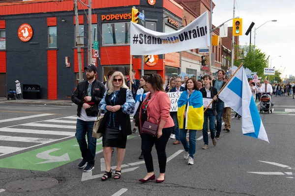 Toronto Canadá Mayo 2022 Gente Con Ropa Nacional Ucraniana Vyshivanka — Foto de Stock