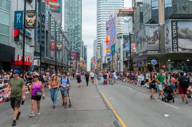 Toronto, ON, Kanada 26 Haziran 2022: Toronto 'daki 2022 Geleneksel Onur Yürüyüşü' ne katılanlar.