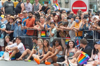 Toronto, ON, Kanada 26 Haziran 2022: Toronto 'daki 2022 Geleneksel Onur Yürüyüşü' ne katılanlar.