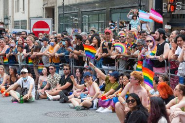 Toronto, ON, Kanada 26 Haziran 2022: Toronto 'daki 2022 Geleneksel Onur Yürüyüşü' ne katılanlar.