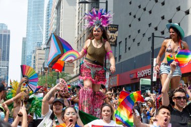 Toronto, ON, Kanada 26 Haziran 2022: Toronto 'daki 2022 Geleneksel Onur Yürüyüşü' ne katılanlar.