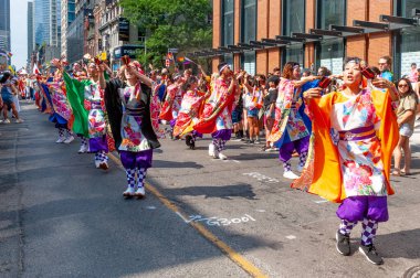 Toronto, ON, Kanada 26 Haziran 2022: Toronto 'da düzenlenen 2022 yıllık Onur Yürüyüşü sırasında Japon dansçılar. .. şehir merkezinde.
