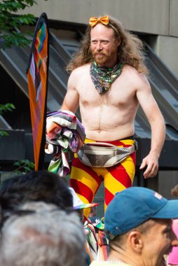 Toronto, ON, Kanada 26 Haziran 2022: Toronto 'daki 2022 Geleneksel Onur Yürüyüşü' ne katılanlar.