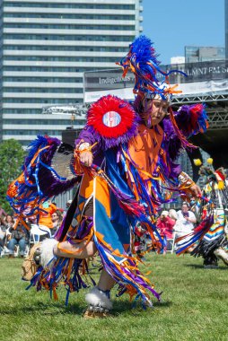 Toronto, ON, Kanada - 18 Haziran 2022: Ulusal Aborjin Günü ve Yerel Sanat Festivali sırasında dansçı. Festivalde yerli ve Metis kültürü geleneksel ve çağdaş müziklerle kutlanıyor..