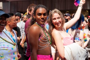 Toronto, ON, Kanada 26 Haziran 2022: Toronto 'daki 2022 Geleneksel Onur Yürüyüşü' ne katılanlar.