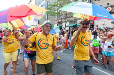 Toronto, ON, Kanada 26 Haziran 2022: Toronto 'daki 2022 Geleneksel Onur Yürüyüşü' ne katılanlar.