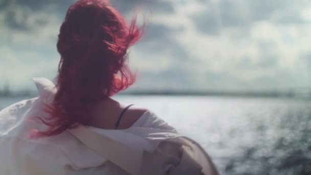 Vacker Rödhårig Flicka Havskusten Solig Dag Sätta Händerna Upp Vinden Stockvideo